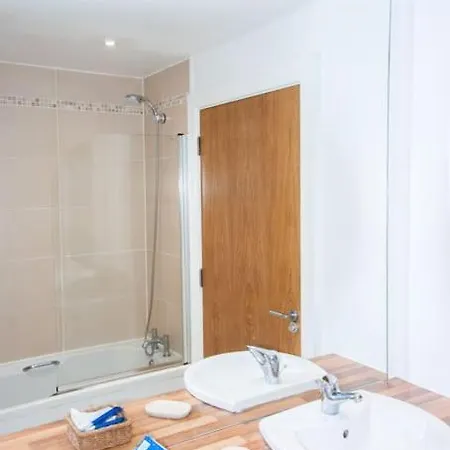 2 Bed 2 Bath With Canal View דירה *